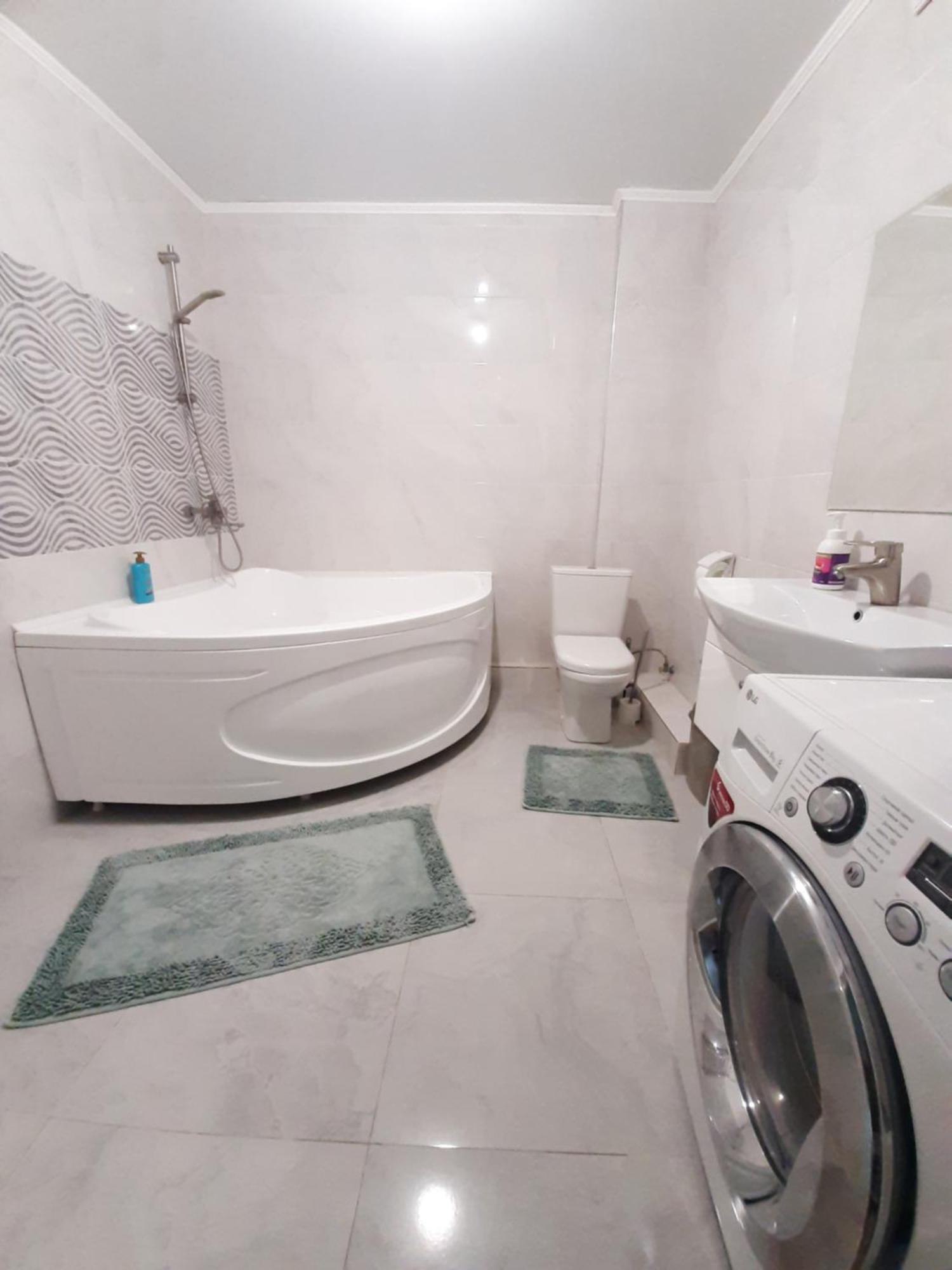 Comfortable Apartment Bishkek Esterno foto